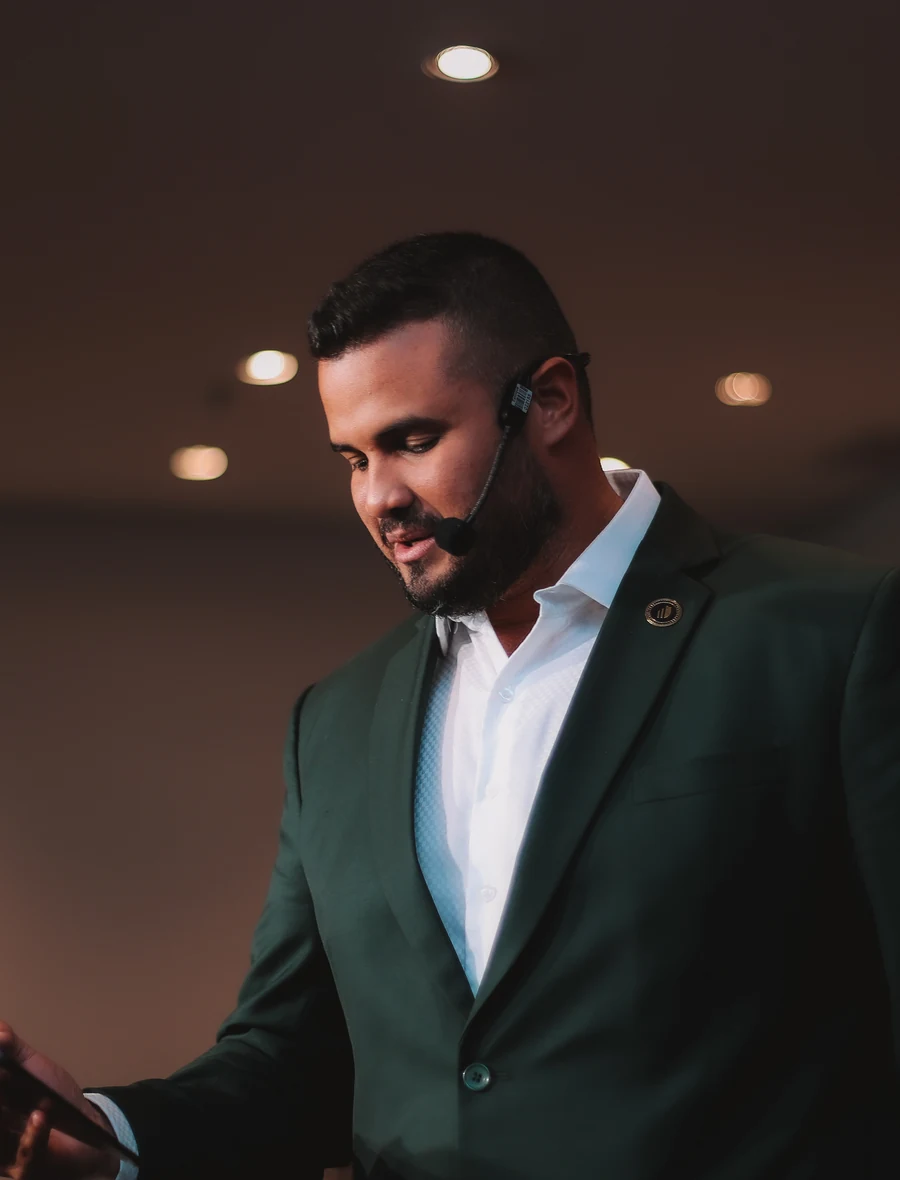 Adrian Carvalho durante apresentação